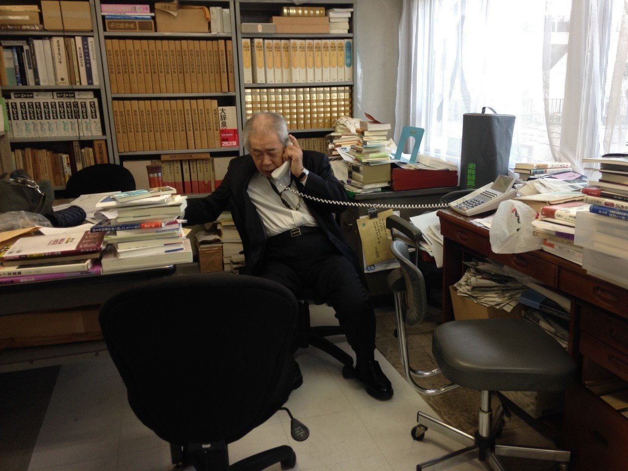 久しぶりの社長百景です。刑事長のようなスタイルです。今日も元気です。|ウェブ読書人