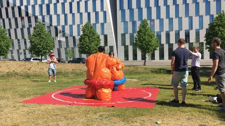 2018年の春にヘルシンキを訪れたとき、通りかかった公園でなにやら盛り上がっていたのでのぞいたら相撲レスリングゲーム。ボヨンボヨンのスーツ着てちょんまげ風のヘルメットかぶってノコッタノコッタやってる。押し出された方がコロンと転がって亀みたいにジタバタしてて可笑しかった。こんなところで相撲に出会うとは。