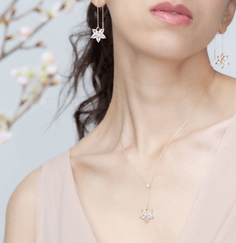 風に舞う桜モチーフＹ字ネックレスと桜の花