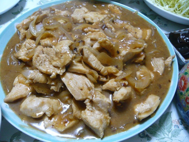 今日の晩御飯は鶏ムネ肉の生姜焼き！！ご飯が進む味付けです(^_^)v