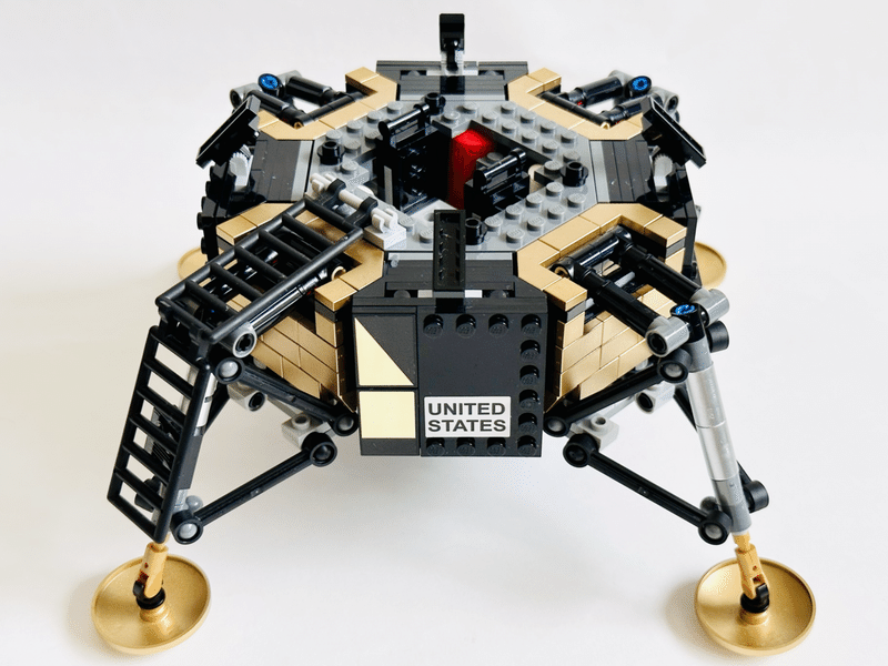 大人向けレゴの「NASA アポロ11号 月着陸船」を作りました！ １０００個を超えるブロック、2人の宇宙飛行士が入ったレゴセットです。｜やまと