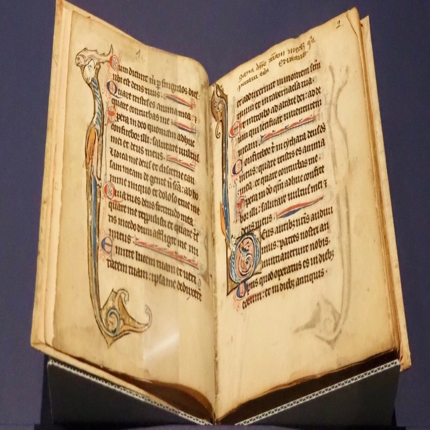 あまりにも美しい西洋中世の彩飾写本類がずらりと並んだ「本と絵画の