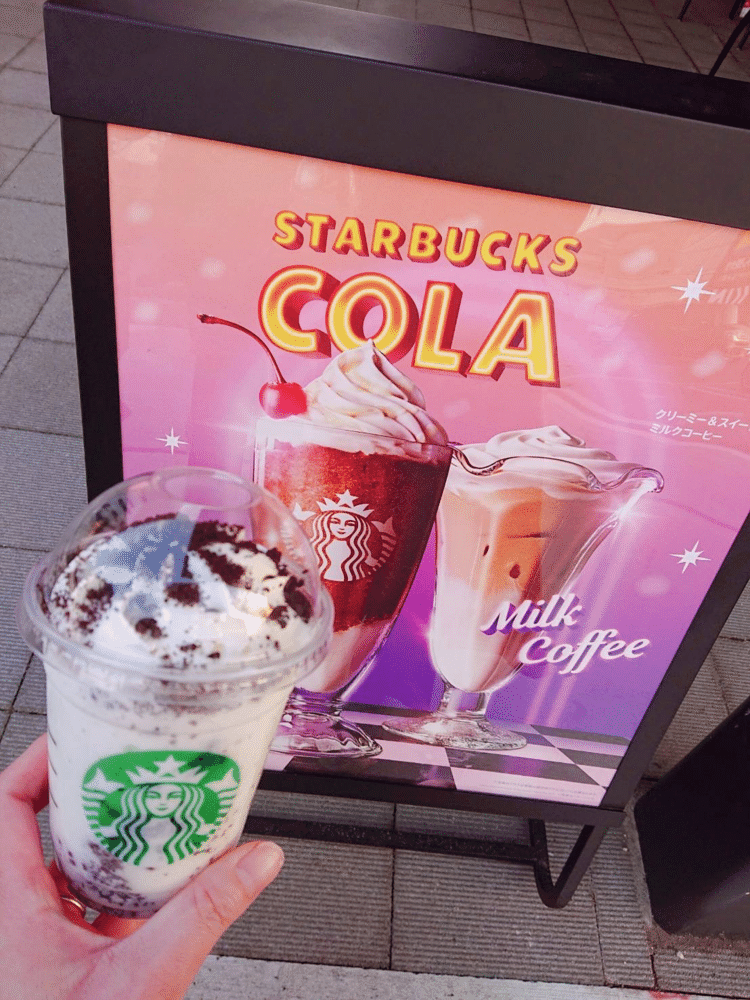 期間限定、コーラフラペチーノ。失敗を恐れあえて外したそうです。代わりに手に持つのは、スタバ×SNOOPYのコラボ商品。無難に収めたF子でした。そういうとこあるよね。