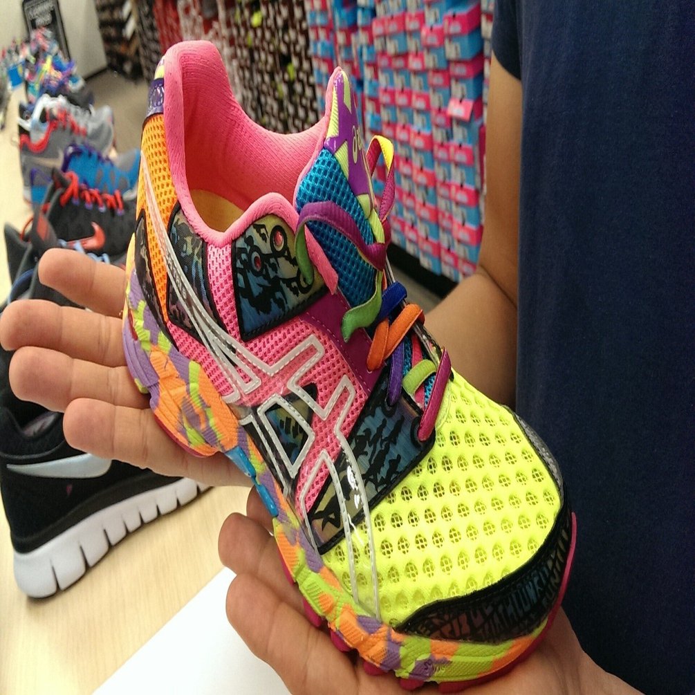 目隠しで ｢利きシューズ｣ ができるアシックスの店員さん。顧客視点での