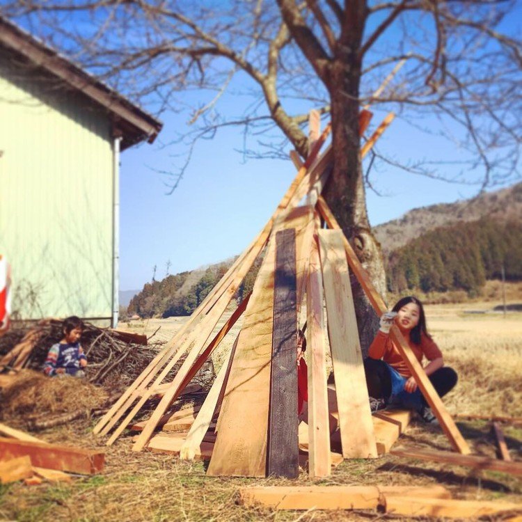 大工さんにたくさん木をもらったので積み木の家を作ってみた
#秘密基地 
#teepee 
#写真 #日常 #ローカルライフ #kyotango