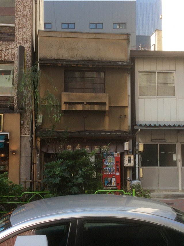 歌舞伎座の裏にある柏屋。世間的には豆大福が評判らしいが買ったのは黄身しぐれ。店構えと同様味も古風でなかなかよし。