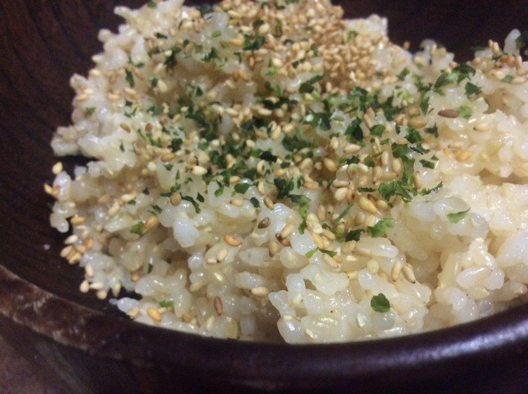 炊飯器の玄米モードで炊いてみた。めっちゃ美味。最近は青海苔かけがマイブーム。