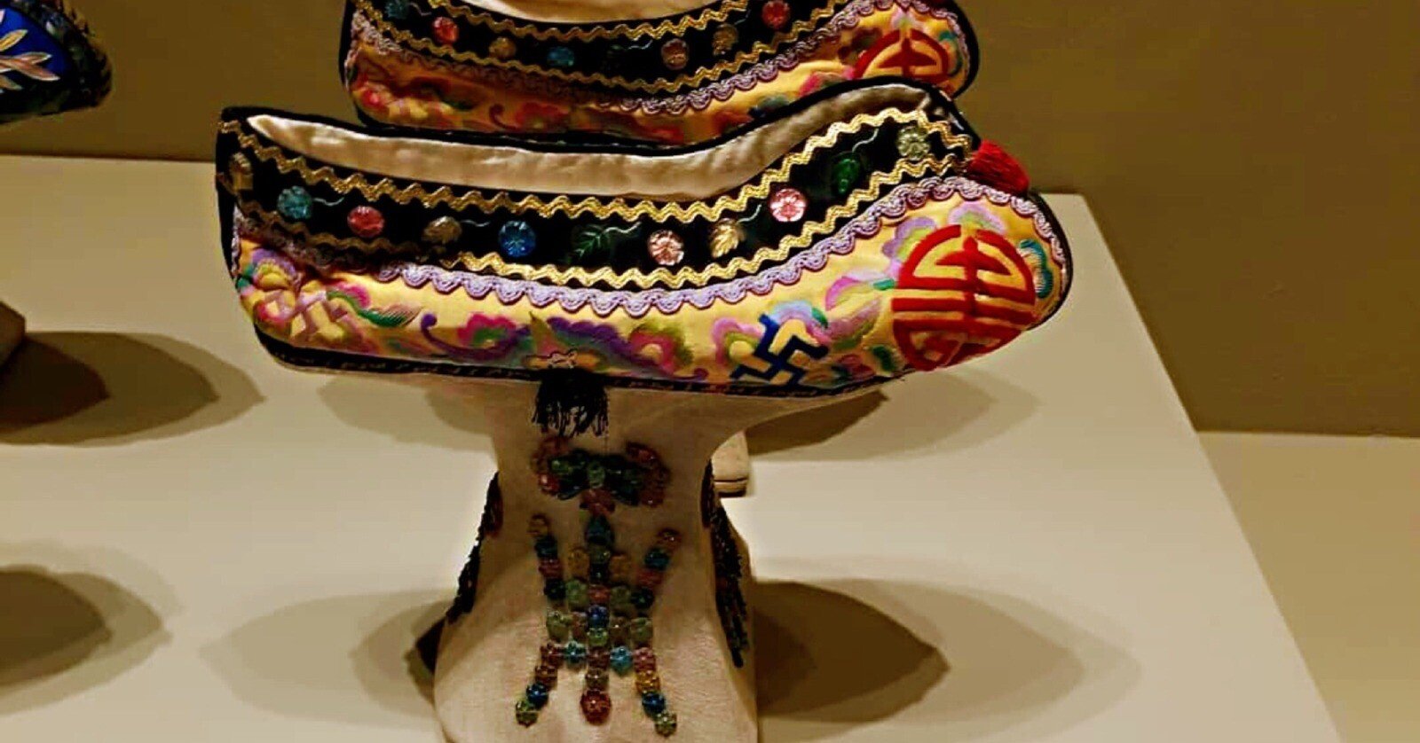 清朝満州族女性のハイヒール（？）について調べてみました。｜リンヤン