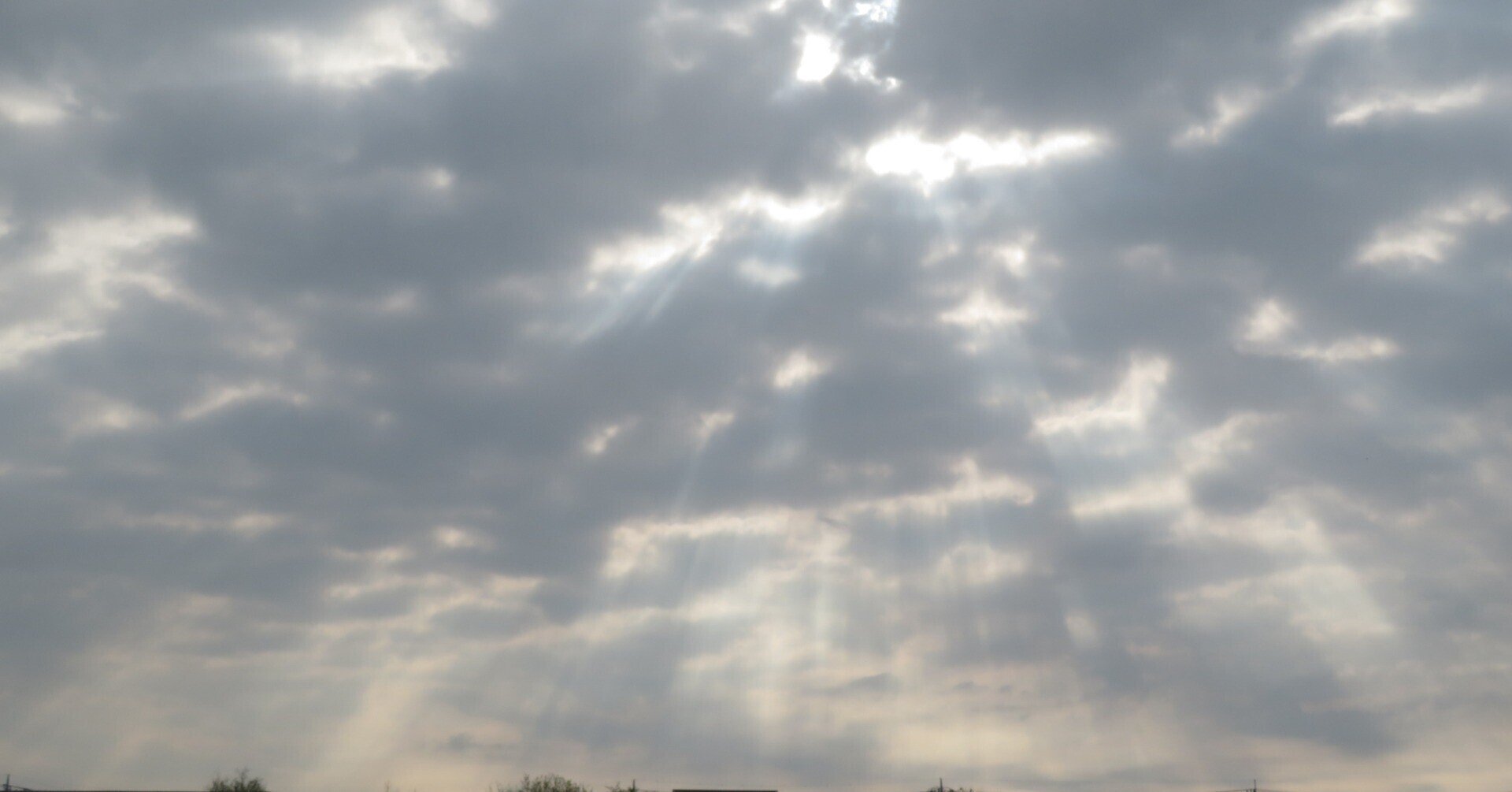 雲の間から光のカーテン 幸せを呼ぶ天使の梯子｜雲仙人