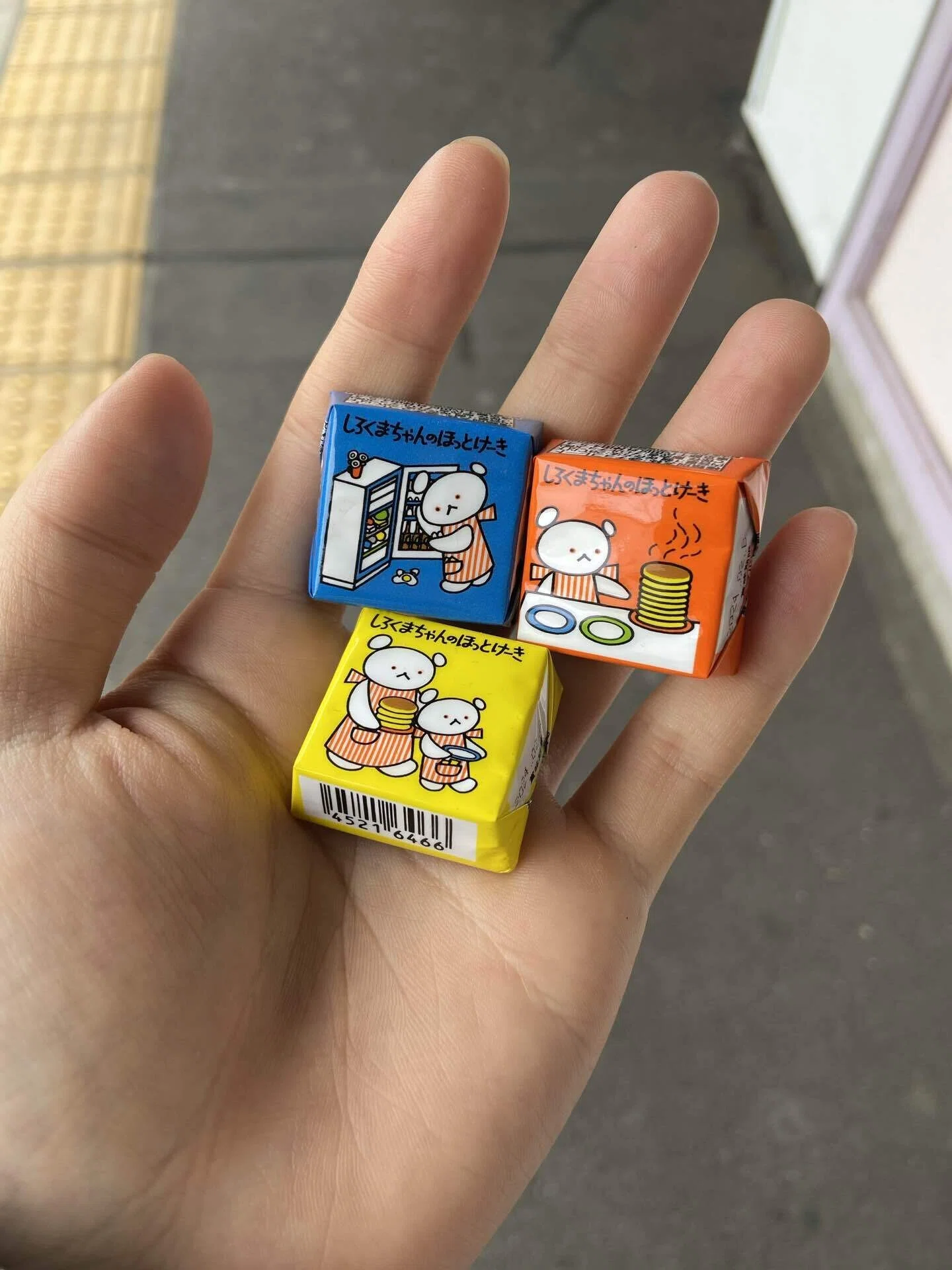 レジ横で気になってた絵本柄のチロルチョコ。妹向けに我が家にもあっ