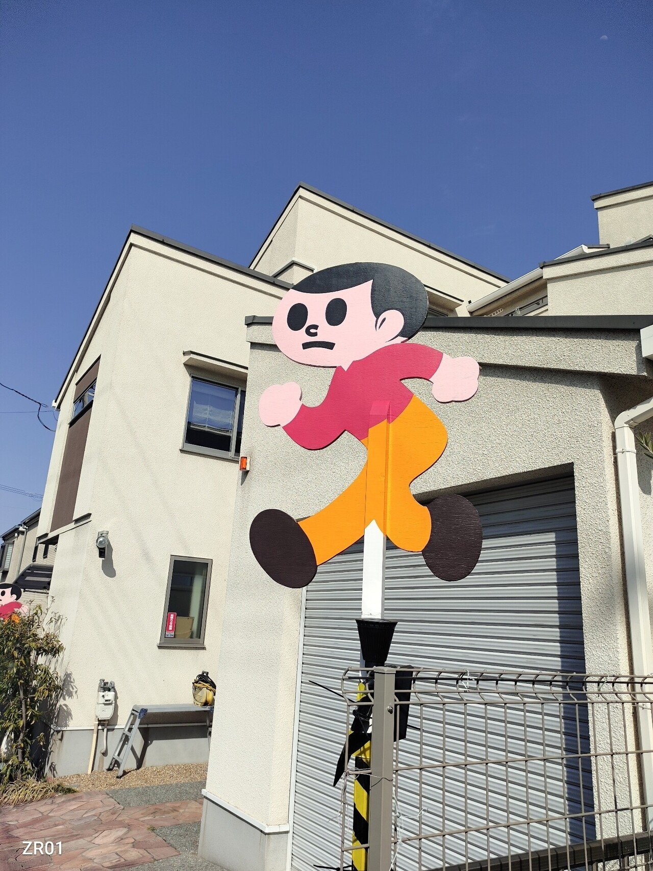 飛び出し注意の看板「飛出 とび太くん」です。 滋賀県生まれだ