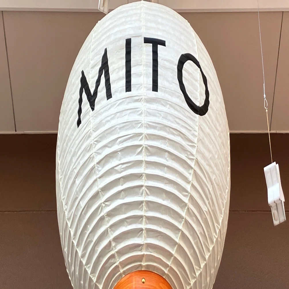 導入事例】イオンモール水戸内原「MITO魅力発見機」装飾 ｜鈴木茂兵衛