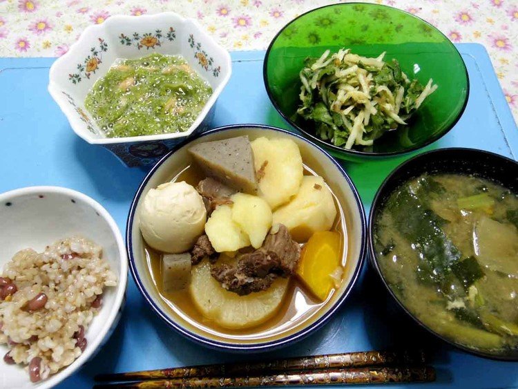 今夜は大根こんにゃく人参じゃがいもうでたまご鯨スジのおでん、大根葉玉葱大根温サラダ、美少女全身モズク責め納豆、大根葉茎とかのお味噌汁、ご飯です。