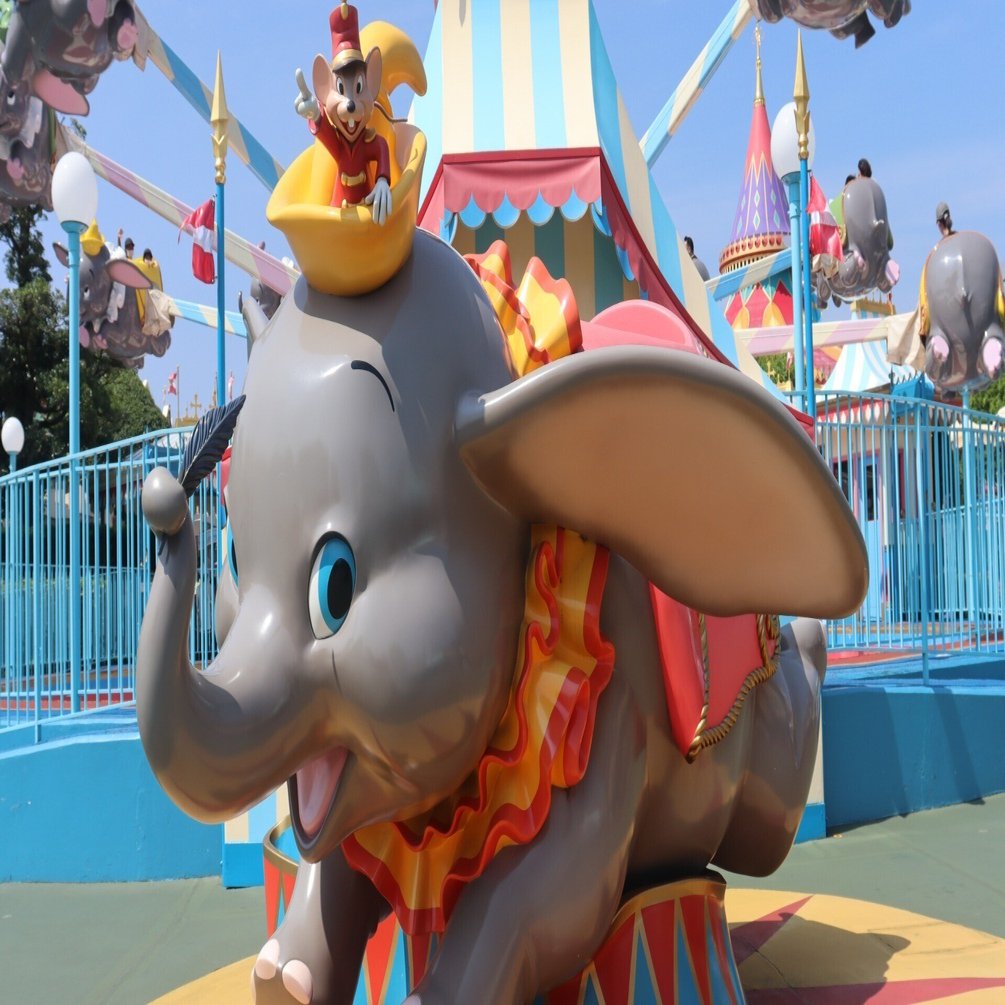 世界のディズニーパーク全てに存在するアトラクションが「空飛ぶダンボ