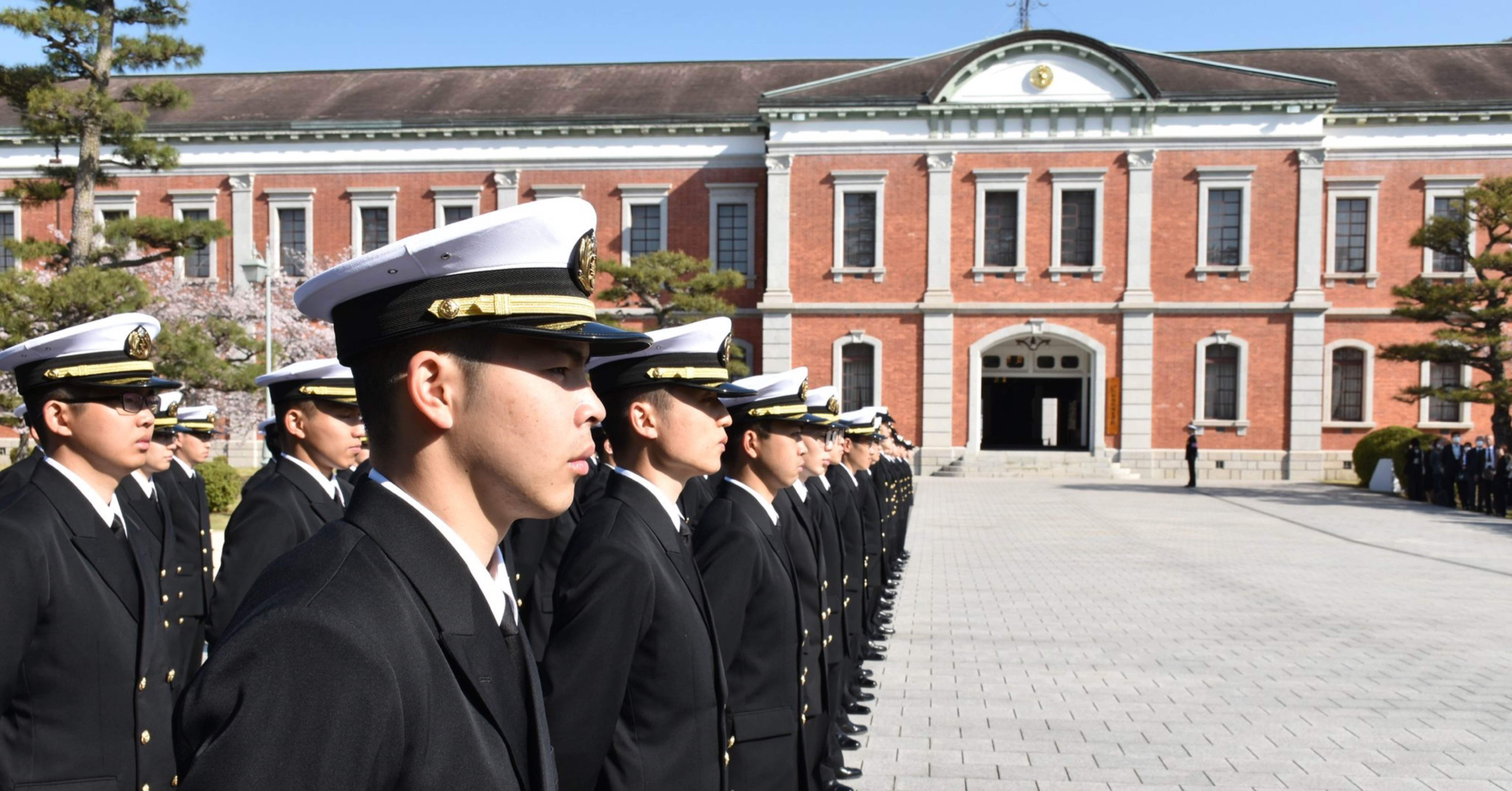 海上自衛隊幹部候補生学校卒業生が語る。候補生生活から見た内側…｜ゾウ