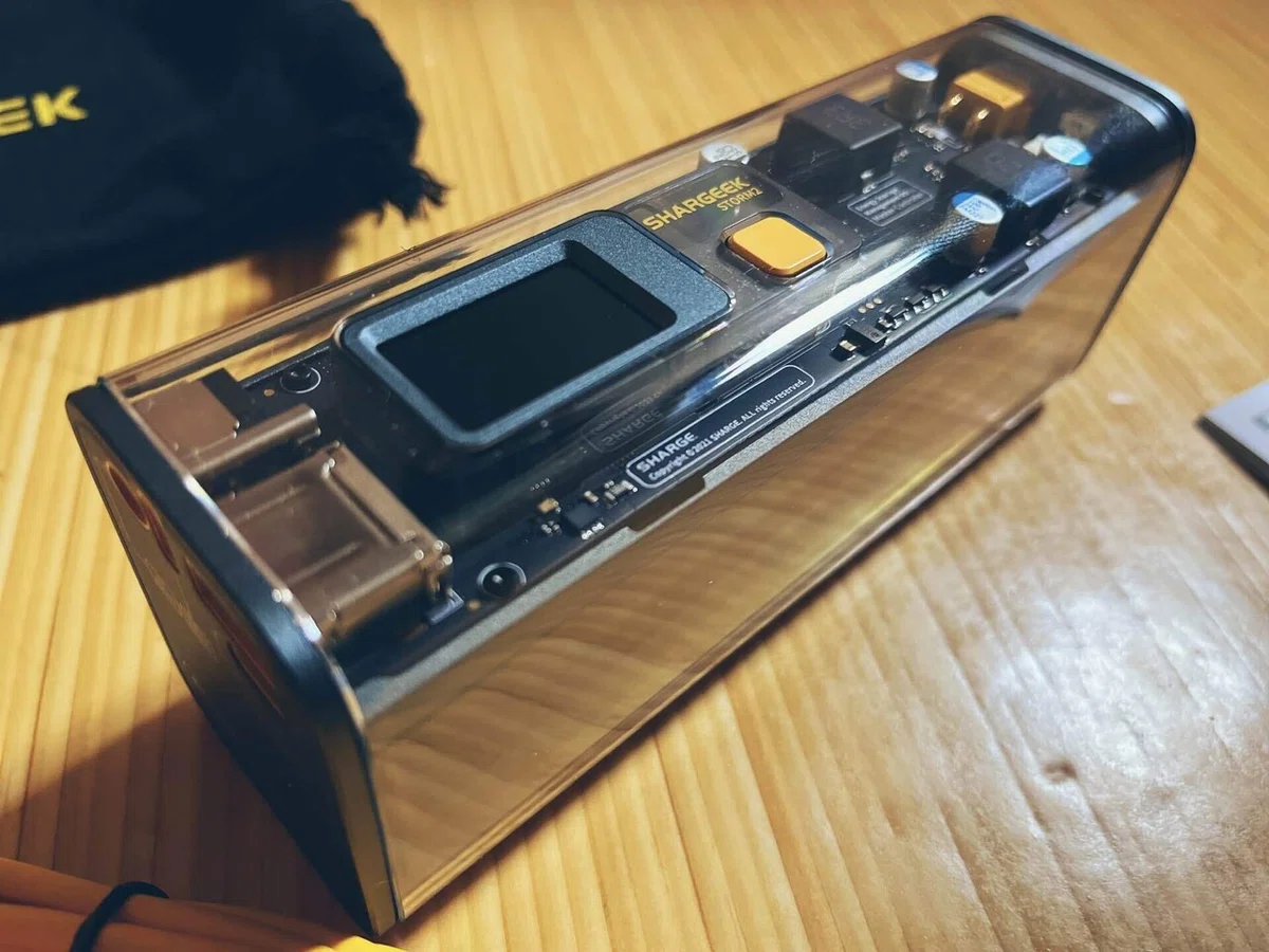 見た目だけじゃない！スケルトンモバイルバッテリーSHARGEEK (SHARGE 