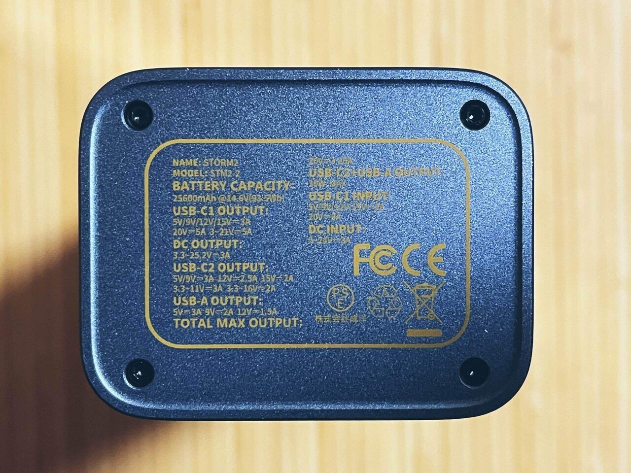 見た目だけじゃない！スケルトンモバイルバッテリーSHARGEEK