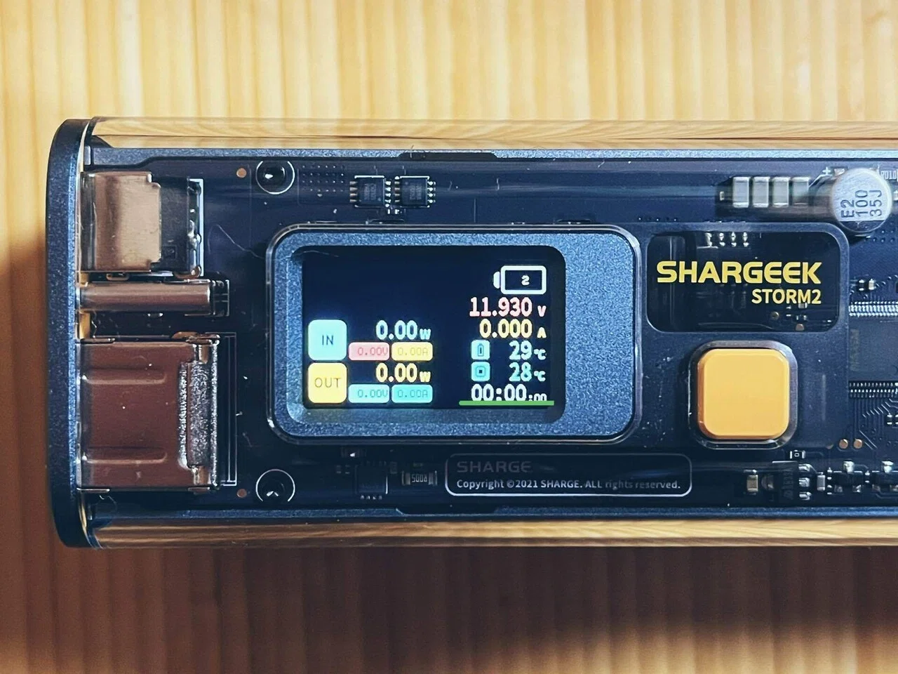 見た目だけじゃない！スケルトンモバイルバッテリーSHARGEEK (SHARGE