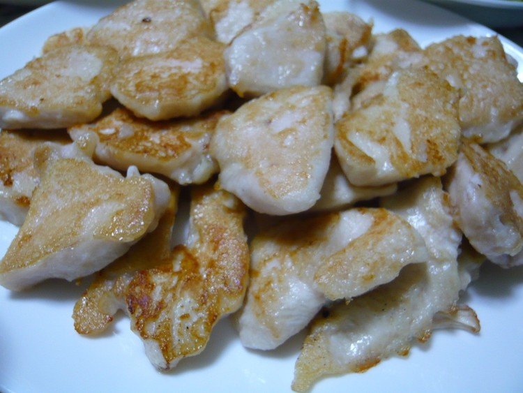 今日の晩御飯は鶏ムネ肉のソテー！！塩、日本酒、ゴマ油、ニンニク、片栗粉で３０分漬け込んだものを焼きました♪