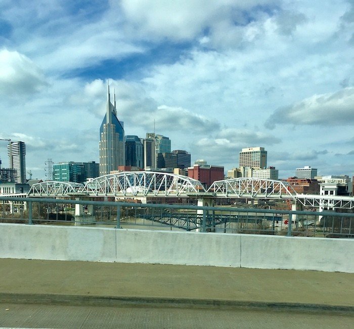 ナッシュビルにてヴィンテージ楽器屋さん巡り｜Yuria