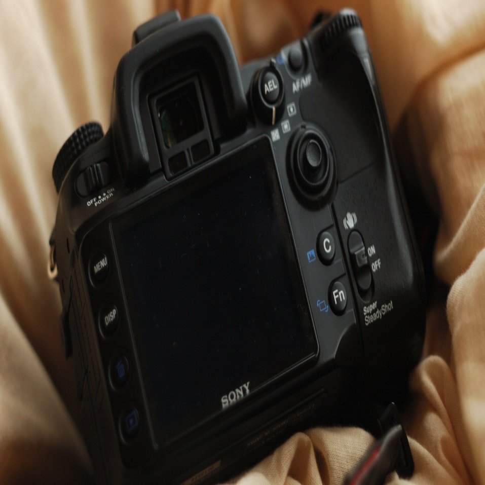 SONY α700 デジタル一眼　動作品　50ミリ単焦点マクロ、望遠レンズ付き SONY α700 デジタル一眼 動作品 50ミリ単焦点マクロ、望遠レンズ付き