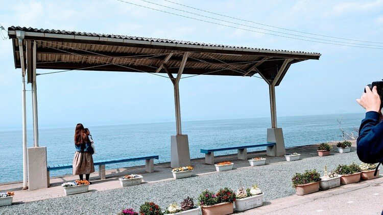 今日の好きな一枚
愛媛のインスタ映えスポット。
海の見える駅、下灘駅にて。