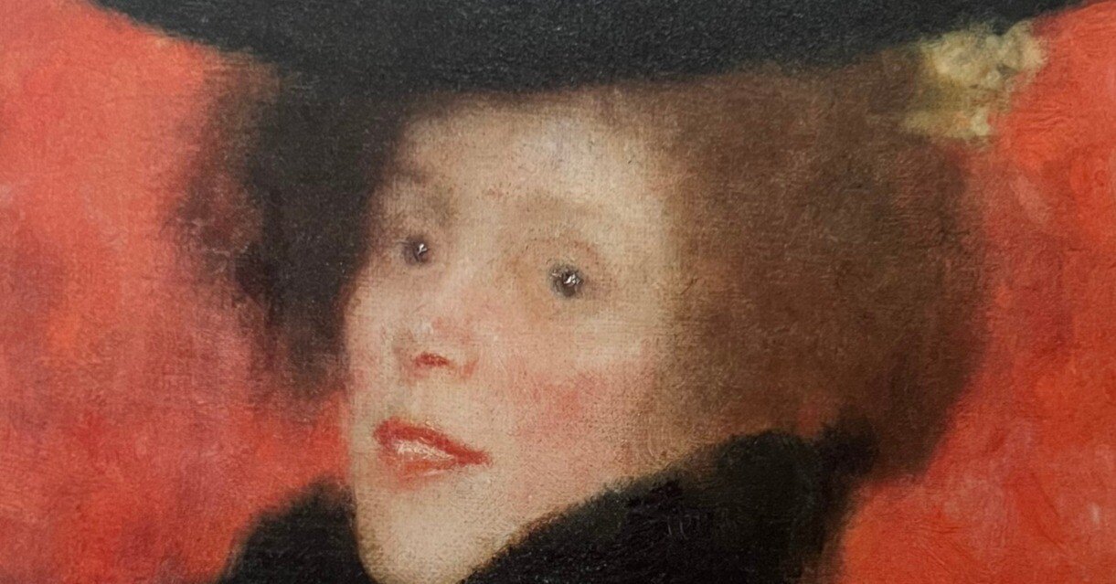 赤い背景の前のケープと帽子をかぶった婦人｜東京備忘録