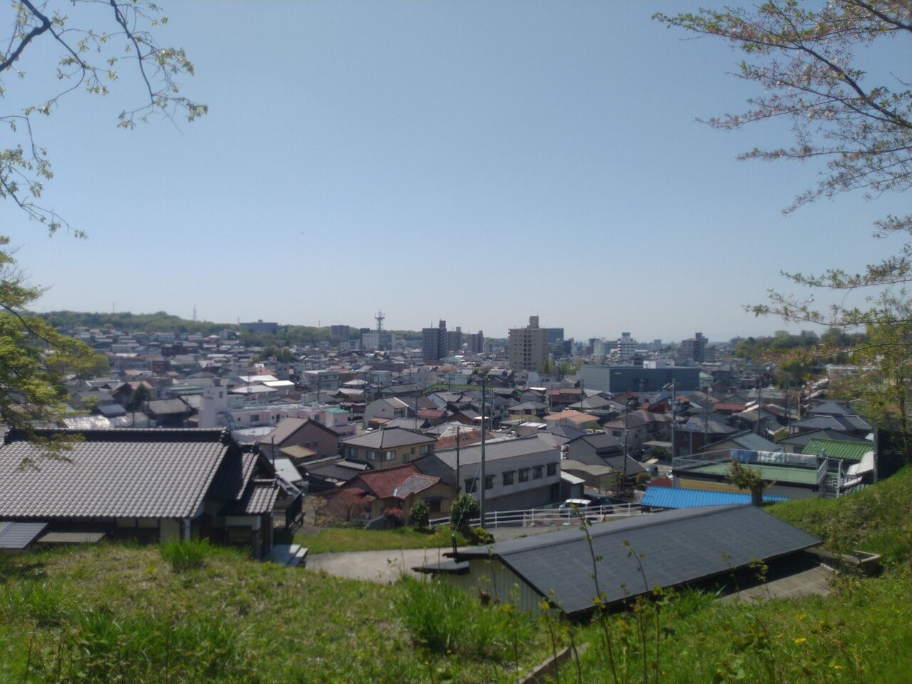 瀬戸市内の陶祖公園の高台から見る瀬戸の街並み。ここからの眺めは古い家並みも見えて、すごく懐かしい雰囲気の瀬戸で個人的なお気に入りです。|瀬戸の