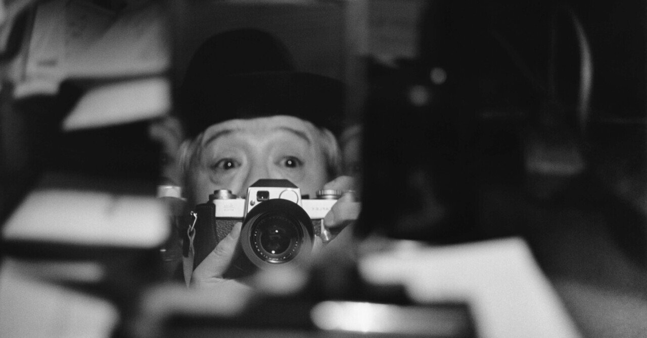 Japan through a Leica: 100 glimpses:sceneries,life and art