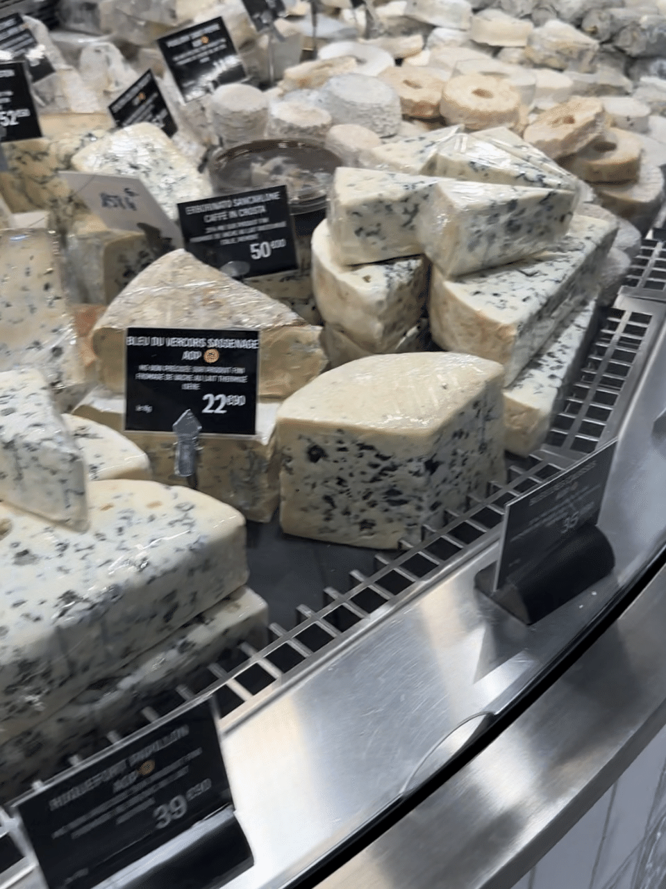 フランス、パリでポワラーヌ ピュニッション クッキーに出会う