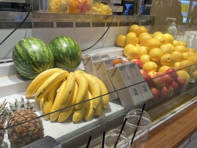 お気に入りの新宿駅中ジューススタンド。今日は、ウィンドーの中に積まれている果物が少ないが、圧倒的な大きさの西瓜が登場。スイカ生搾り、って言うのね。