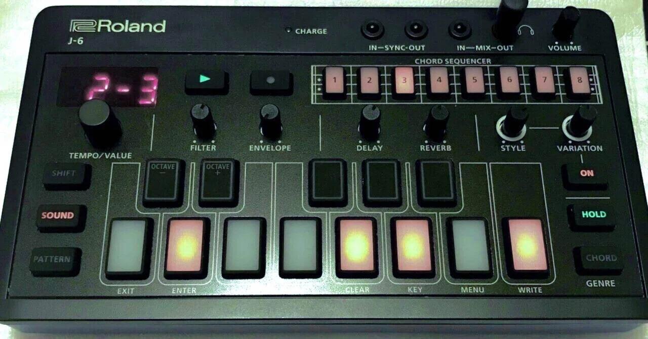 これぞ、ウクレレのようなシンセだ！Roland J-6レビュー。｜みくばんP