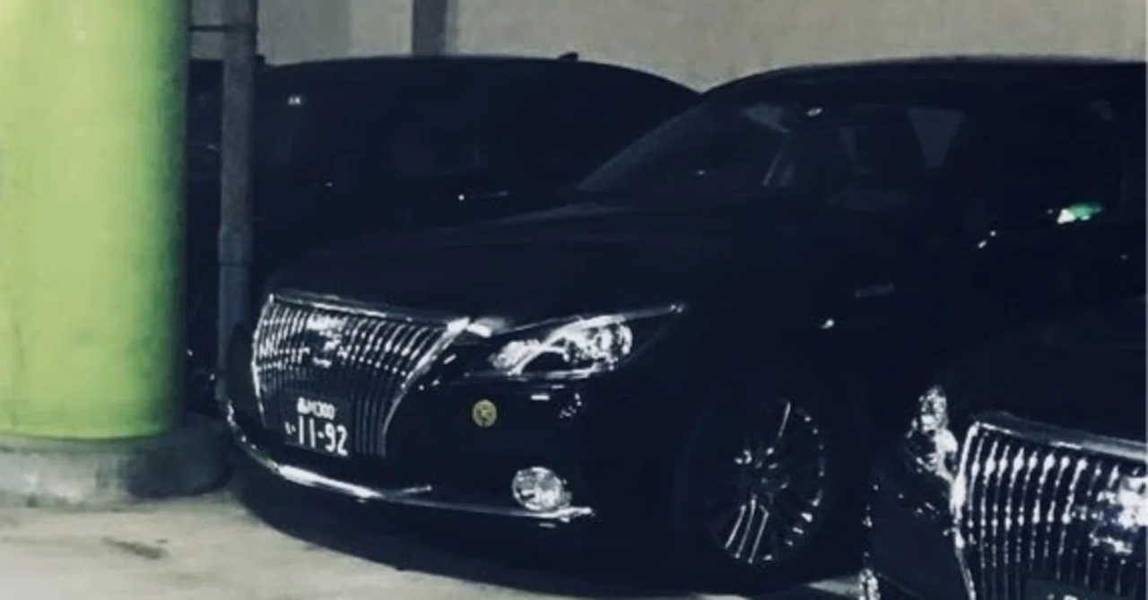 黒 塗り の 高級 車 に 追突 し て しまう