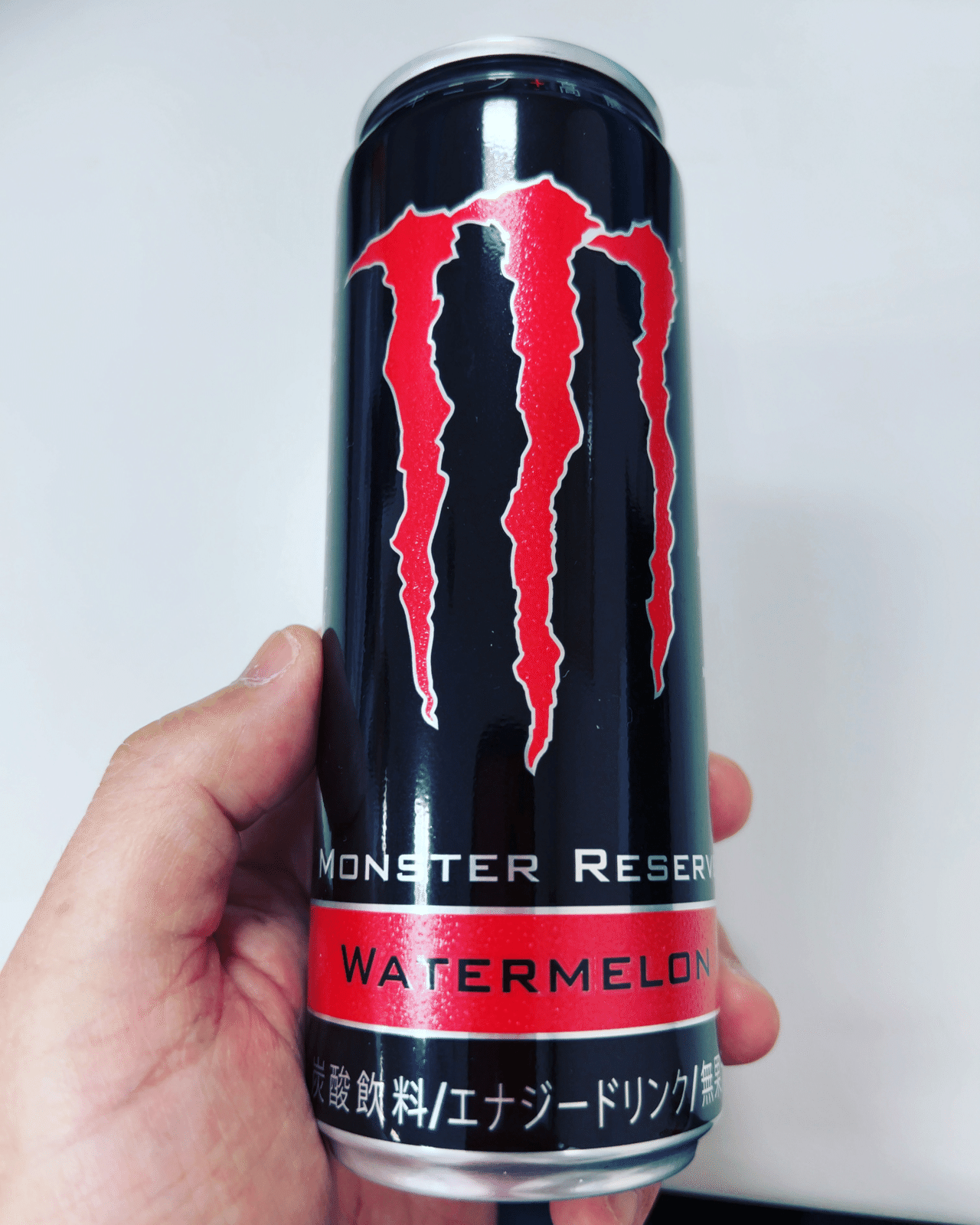 monsterのこの缶デザイン、以前はコーラ味でしたが、最近ぐらいから