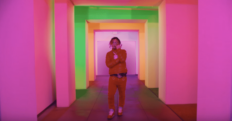 若き「リル」・パンプと、ベテラン「リル」・ウェインの共演を楽しむ。(Lil Pump - "Be Like Me")