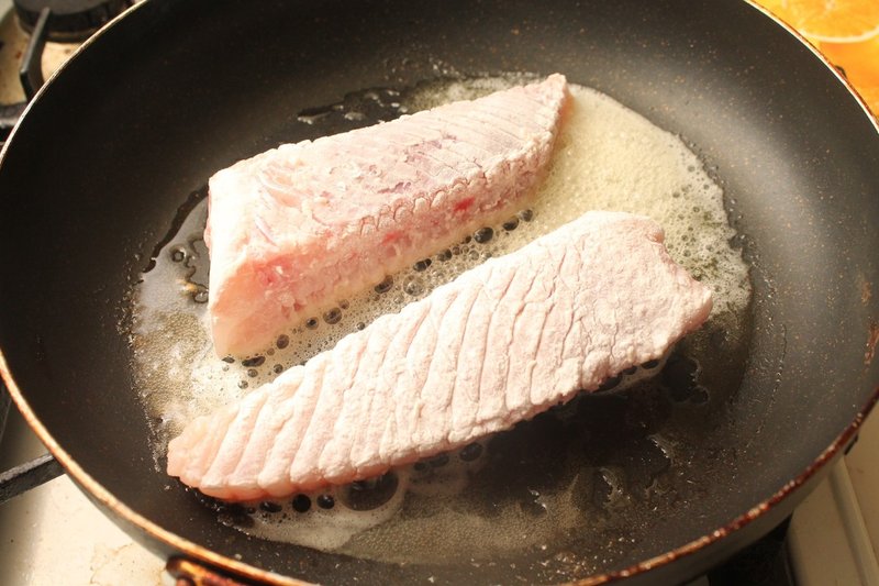 カスベのムニエルの作り方 樋口直哉 Travelingfoodlab Note カスベのムニエルの作り方 樋口直哉 Travelingfoodlab Note