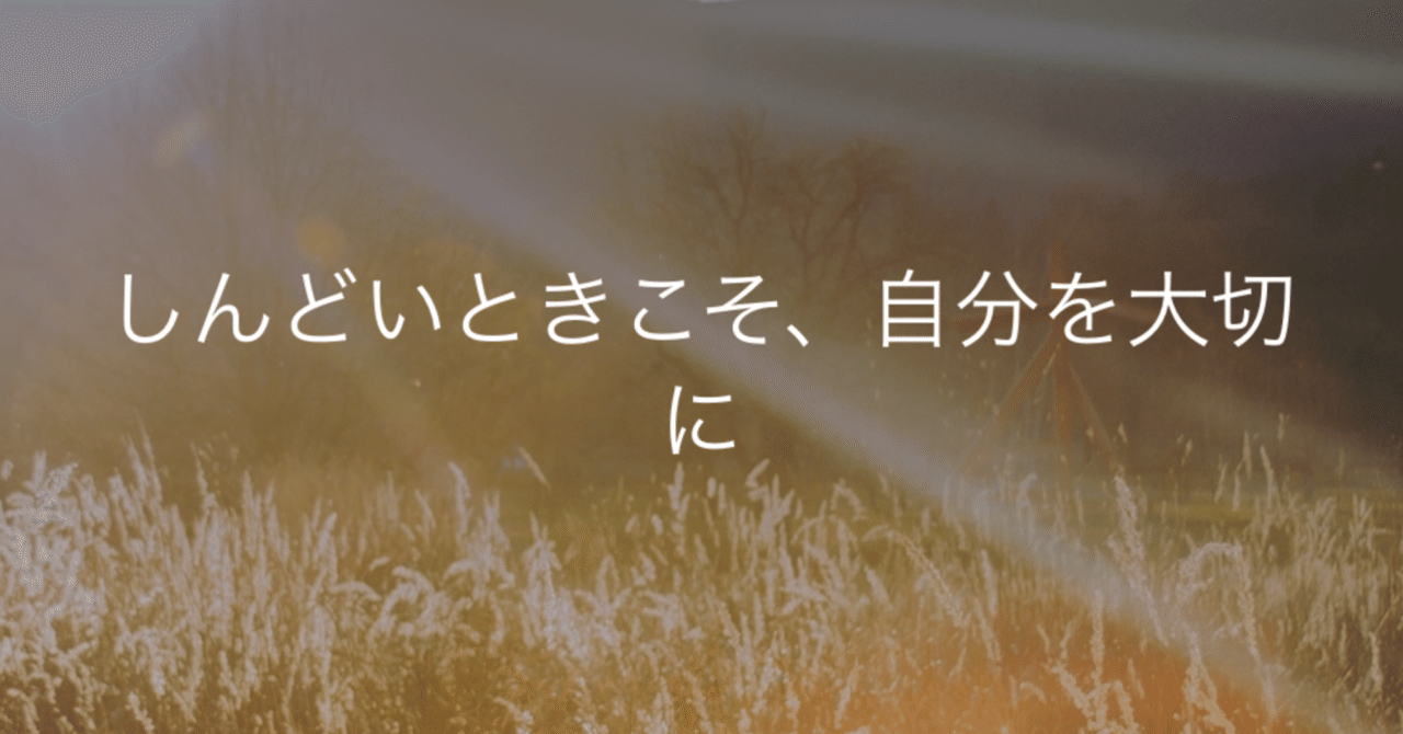 歩いている人のイメージ。写真では足だけが見えています。