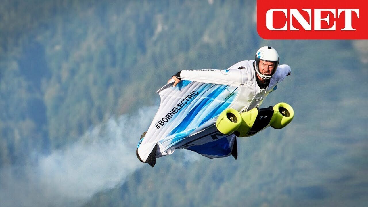 ウイングスーツ 手と足の間に布を張った滑空用特殊ジャンプスーツである。 アーイ・キャーン・フラーイ！ Watch worlds first  electric wingsuit flight http｜ヨコ爺
