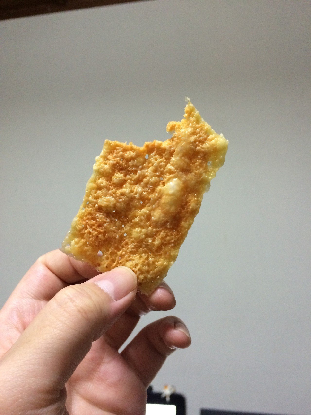 とろけるスライスチーズをクッキングペーパーにおいて2分くらいチンしてできるお菓子が美味しすぎる カリカリチーズが簡単に 宝生乱汰 宝生浮紀 Note とろけるスライスチーズをクッキングペーパーにおいて2分くらいチンしてできるお菓子が美味しすぎる カリカリチーズが簡単に 宝生乱汰 宝生浮紀 Note