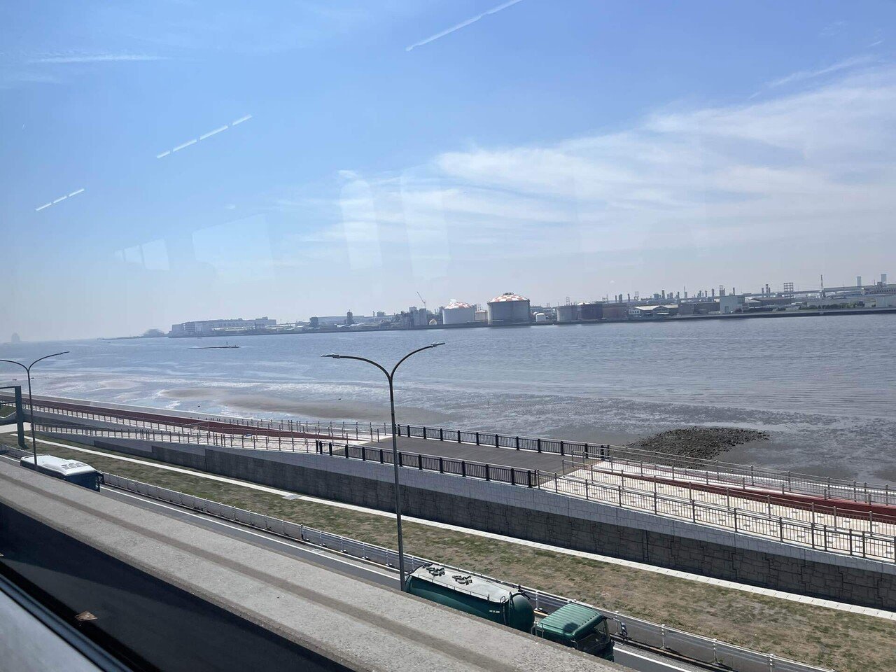 モノレールの車窓から。この日の東京は、お天気良くて夏のような陽気。海がきれい😊 画像2