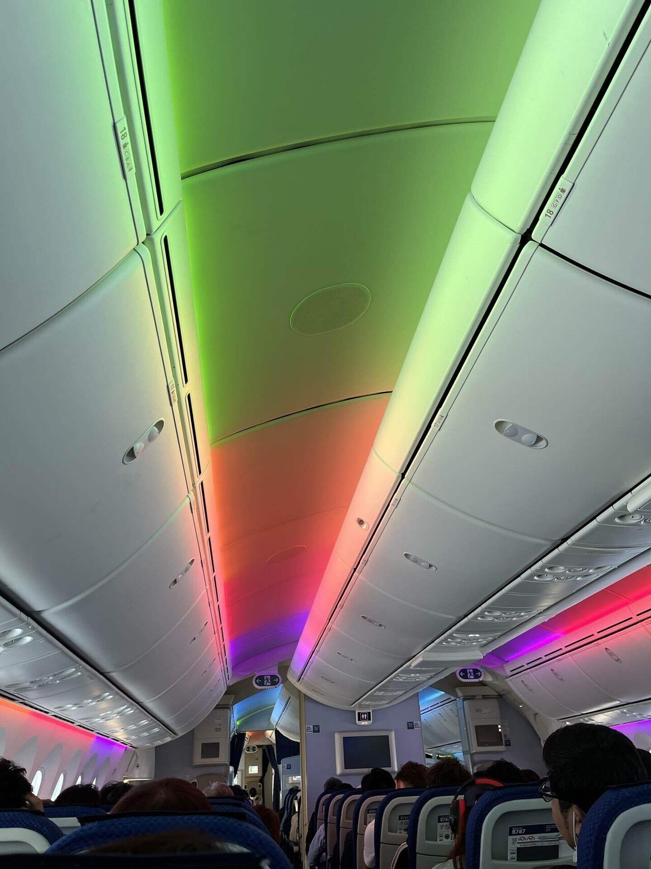機内照明が、レインボーカラー🌈 画像4