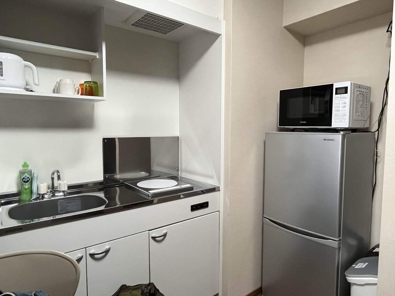 キッチン付き。調理器具、お皿などがしっかり揃ってます。 画像11