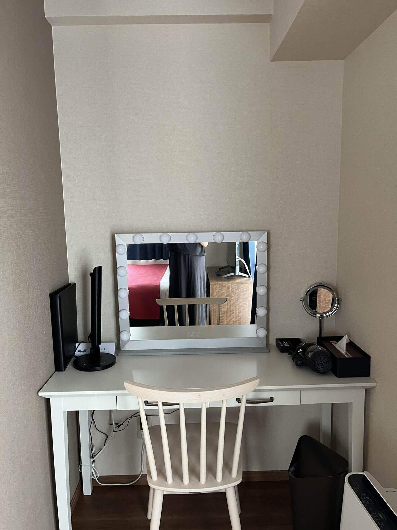 かなり広いテーブル。お仕事が充分に出来る広さ。コンセント、USB充電器が有り難い😃 画像13