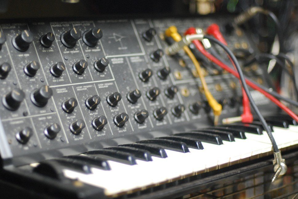 シンセやドラムマシン 一期一会の物語｜RHYTHMBOXER