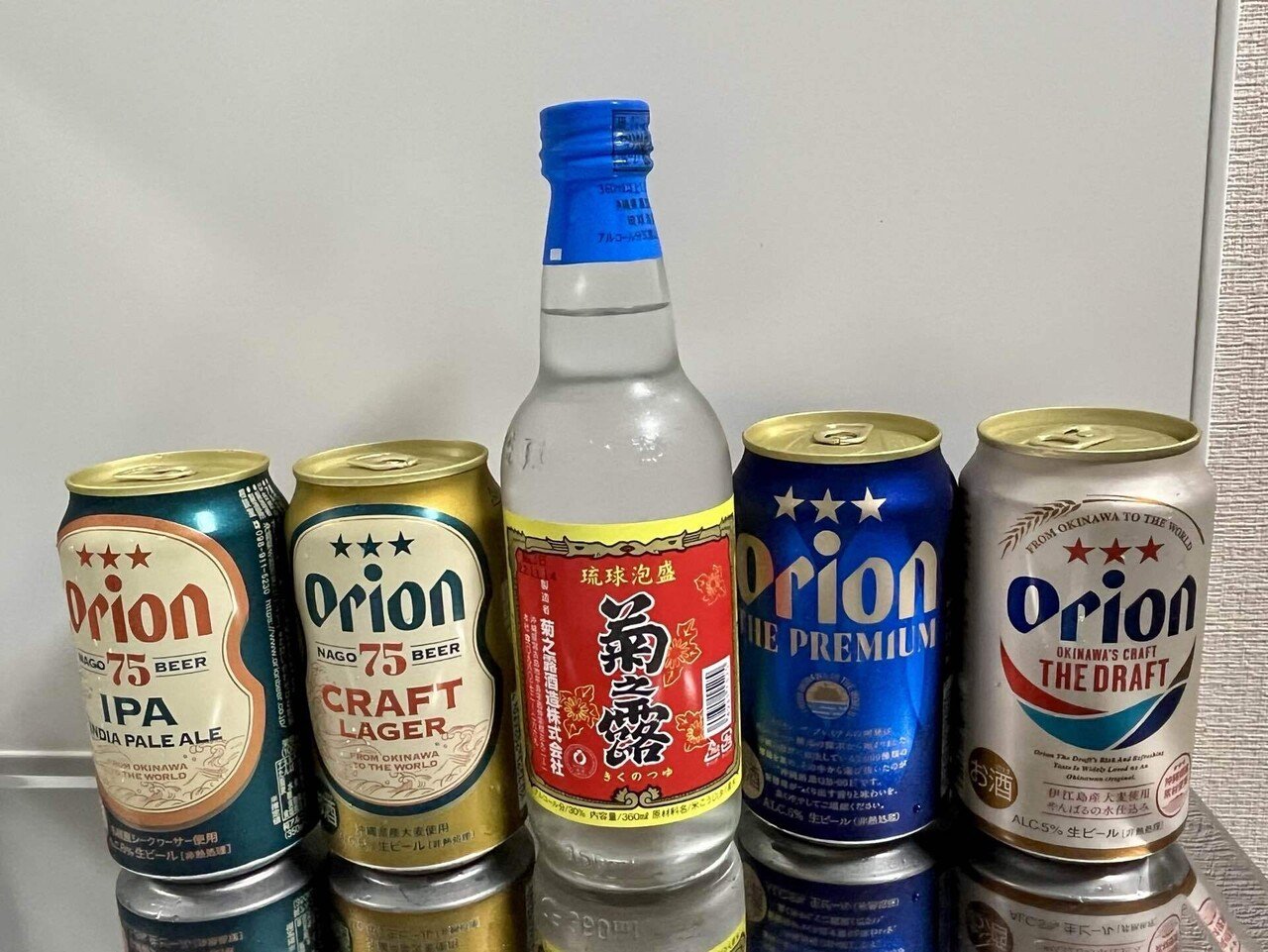 雲行きがどんどん悪化…お宿に戻ります。途中酒屋さんで、オリオンビールと泡盛ゲット‼️お店でお金を払っていたら、またバケツをひっくり返したような土砂降りに😱お宿まで1分くらいなのに、傘さしてもずぶ濡れに…首里城行かなくて良かった〜😰午後はお部屋でビーリング&泡盛ング決定🤣 画像25