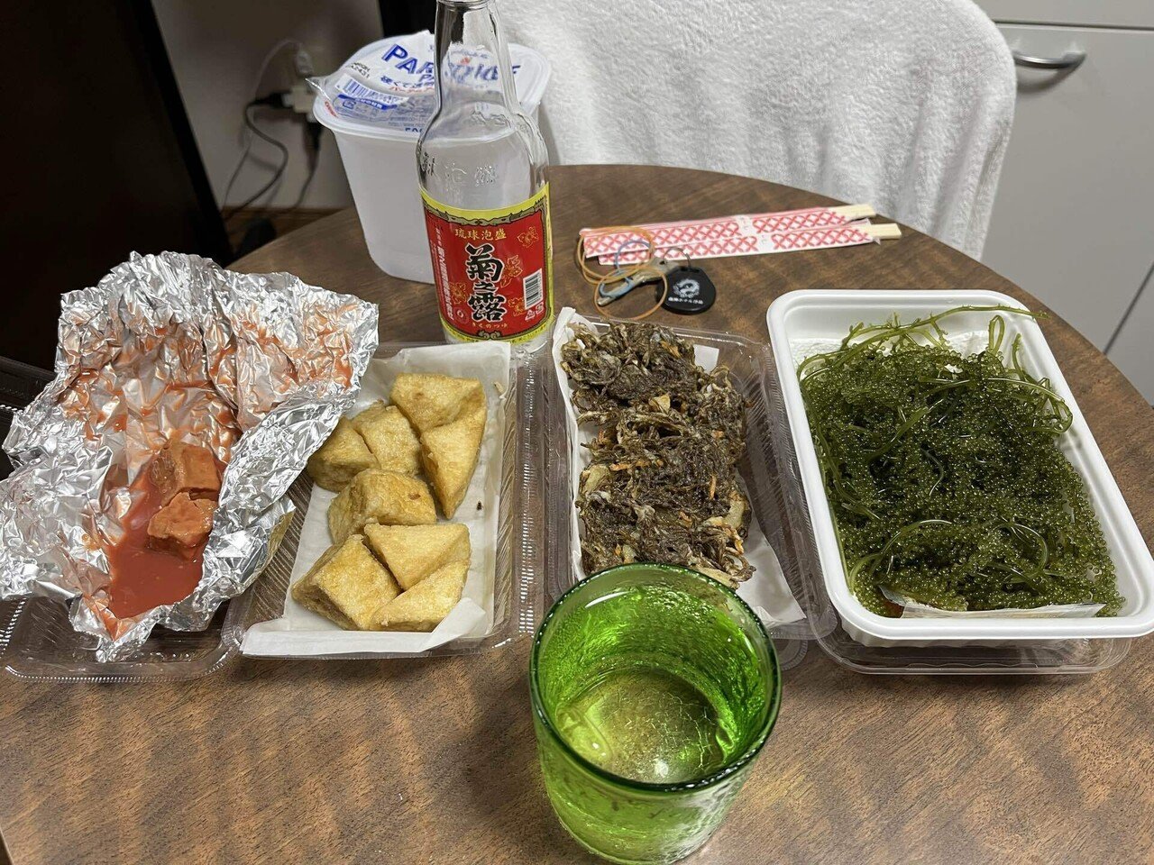 夕方、雨が止んだ隙を見て、公設市場で夕飯(アテ)をゲットして来ました。豆腐よう、もずく天ぷら、島豆腐の揚げ物、海ぶどうに、沖縄そば😊美味しかった❣️阪神戦を観戦しながらいただきましたが…試合は負けちゃって、やけ酒状態🤣 画像26