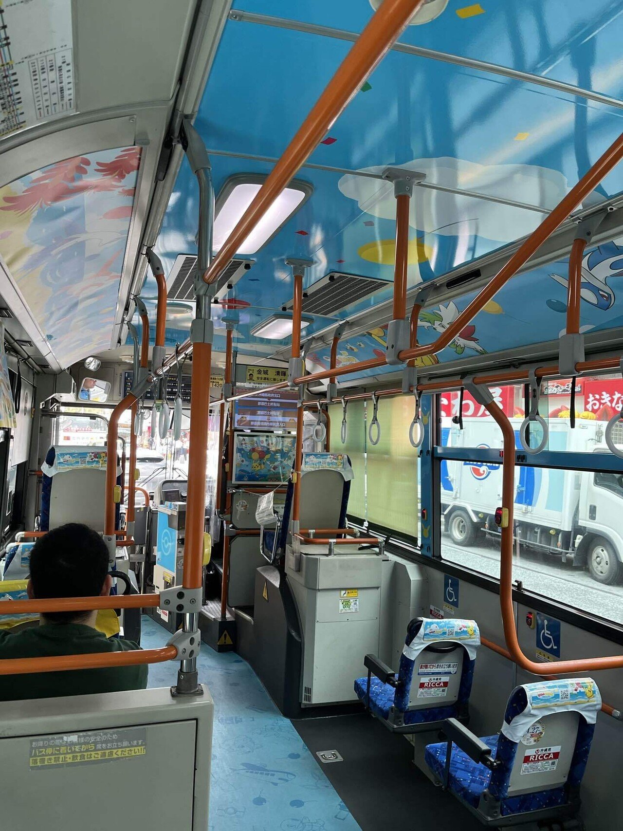 チェックアウトして、国際通りに出たら、空港行きのバスが‼️沖縄で初めての路線バス🚌に乗って、空港へGo😊さて、次の行き先は何処でしょうか❓ 画像29