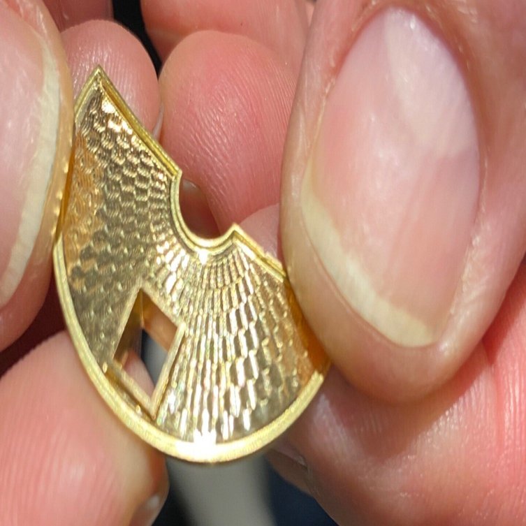 製作現場より～希少な技術となった「手彫りのギョーシェ文字盤