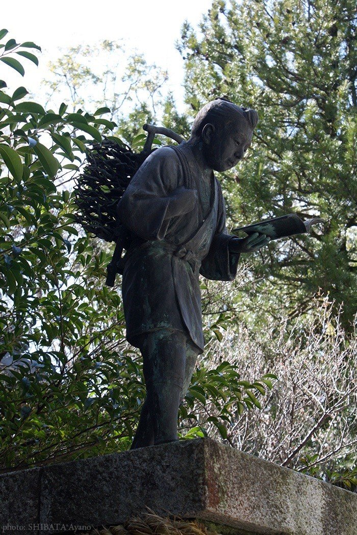 二宮神社の二宮金次郎像｜芝田文乃