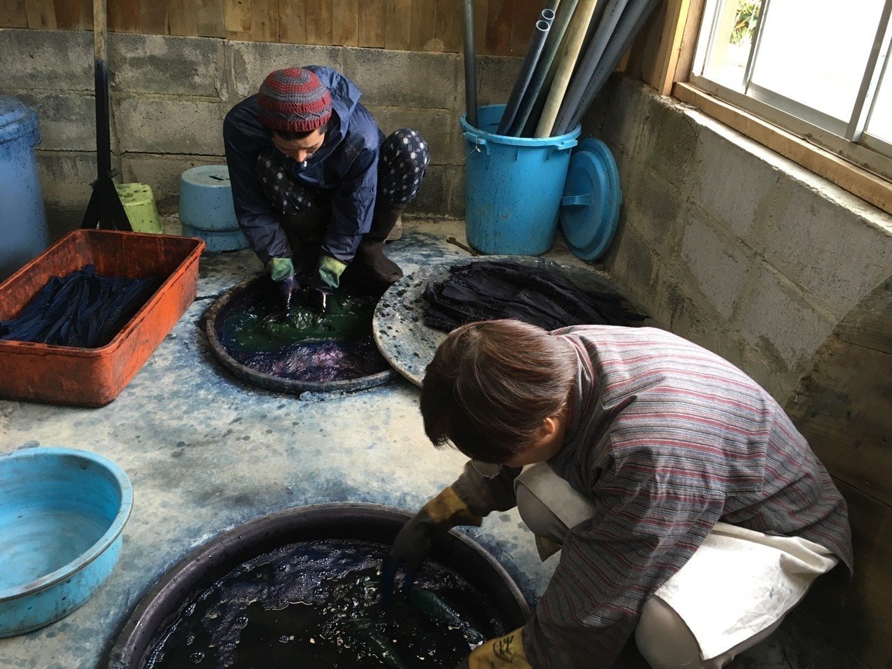 奄美、金井工芸にて藍染体験｜サーフィンじじー